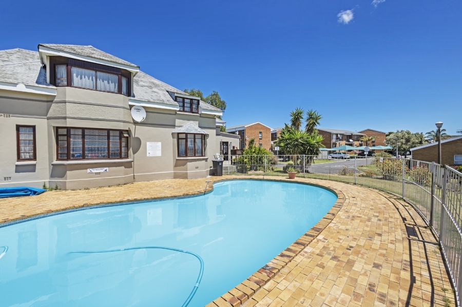 1 Bedroom Property for Sale in Oakglen Western Cape